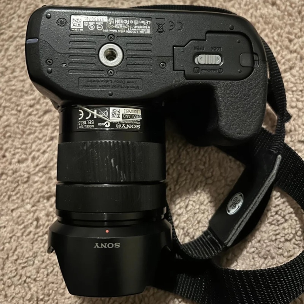 Sony  Black Digital Camera - Picture 4 of 6